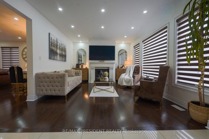 Photo 5 at 16 Bassett Crescent, Credit Valley, Brampton