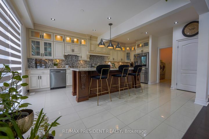 Photo 7 at 16 Bassett Crescent, Credit Valley, Brampton