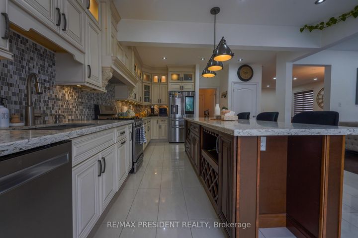 Photo 8 at 16 Bassett Crescent, Credit Valley, Brampton