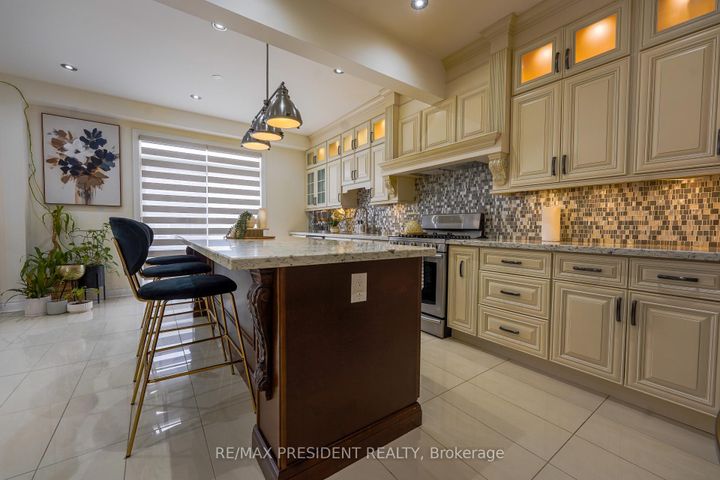 Photo 10 at 16 Bassett Crescent, Credit Valley, Brampton
