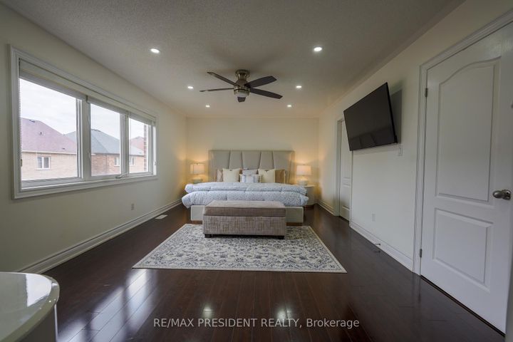 Photo 13 at 16 Bassett Crescent, Credit Valley, Brampton