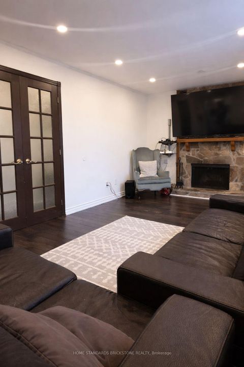 Photo 9 at 122 Lowe Boulevard, Leslie Valley, Newmarket