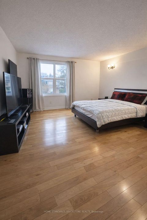 Photo 11 at 122 Lowe Boulevard, Leslie Valley, Newmarket