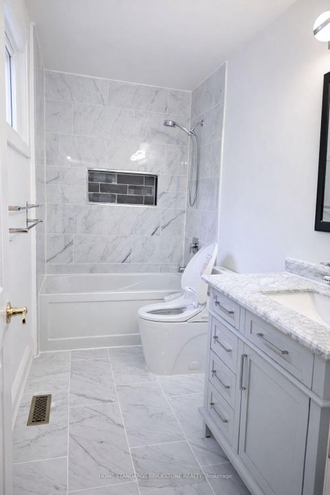 Photo 12 at 122 Lowe Boulevard, Leslie Valley, Newmarket