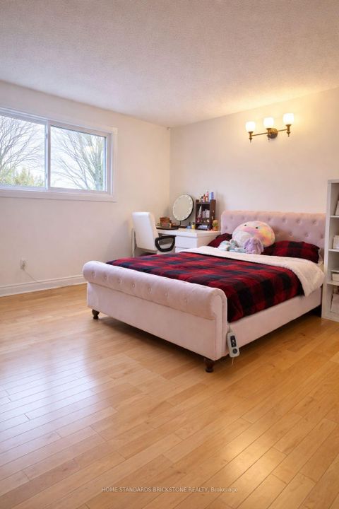 Photo 13 at 122 Lowe Boulevard, Leslie Valley, Newmarket