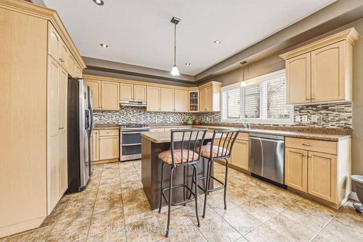 Photo 7 at 120 Valiant Circle, Binbrook, Hamilton