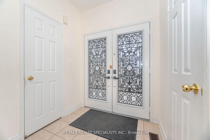 Photo 2 at 23 Personna Circle, Credit Valley, Brampton