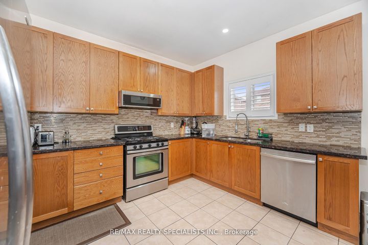 Photo 4 at 23 Personna Circle, Credit Valley, Brampton