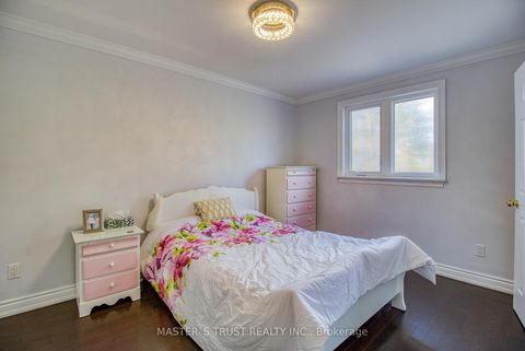 Photo 11 at 20 Valhalla Court, Aurora Village, Aurora