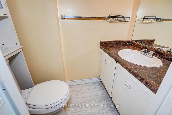 Photo 4 at 32 - 2035 South Millway Drive, Erin Mills, Mississauga