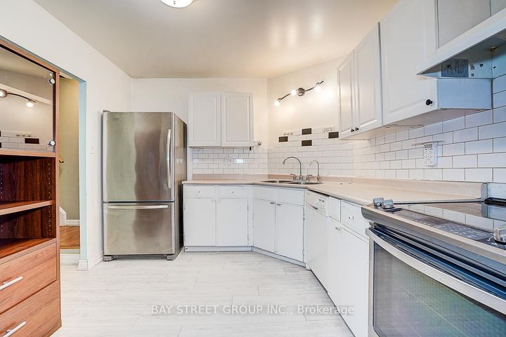 Photo 8 at 32 - 2035 South Millway Drive, Erin Mills, Mississauga