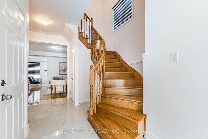 Photo 3 at 44 Roulette Crescent, Northwest Brampton, Brampton