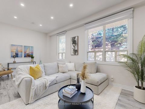 Photo 1 at 109 Poplar Crescent, Aurora Highlands, Aurora