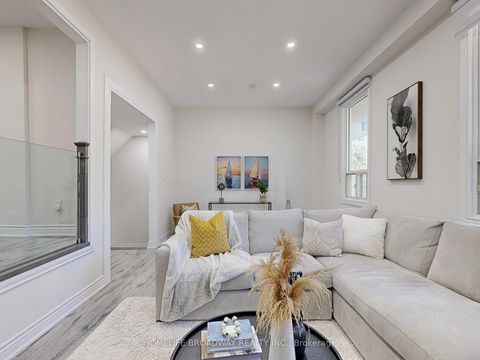 Photo 3 at 109 Poplar Crescent, Aurora Highlands, Aurora