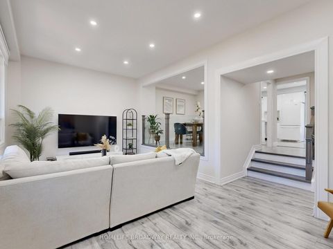 Photo 4 at 109 Poplar Crescent, Aurora Highlands, Aurora