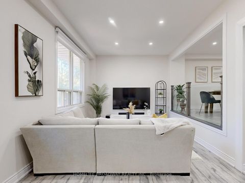 Photo 5 at 109 Poplar Crescent, Aurora Highlands, Aurora