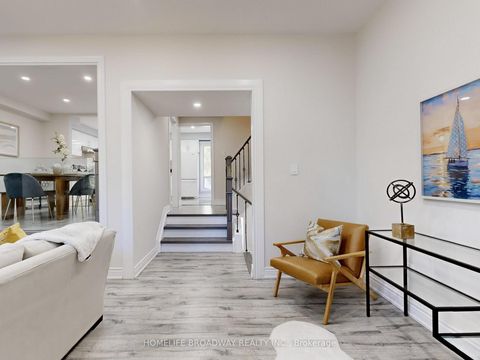 Photo 6 at 109 Poplar Crescent, Aurora Highlands, Aurora