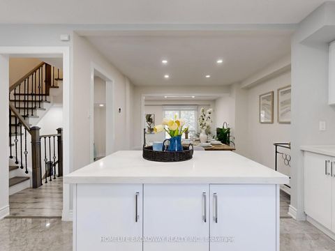 Photo 12 at 109 Poplar Crescent, Aurora Highlands, Aurora