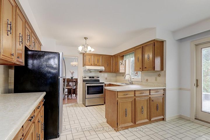 Photo 9 at 99 Burndean Court, Westbrook, Richmond Hill