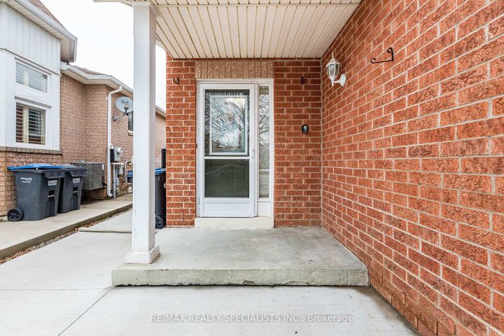 Photo 5 at 48 Saddletree Trail, Brampton West, Brampton