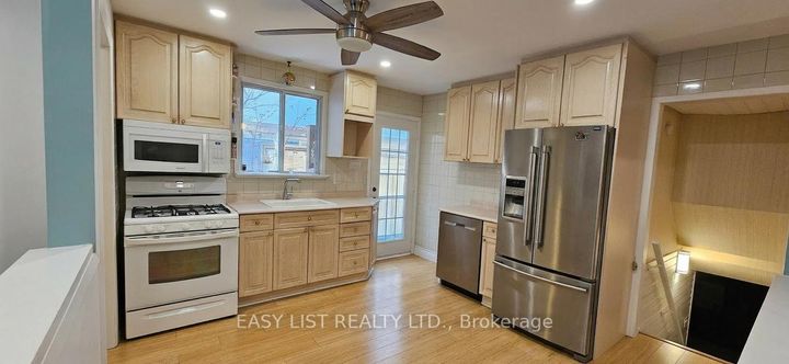 Photo 11 at 1320 Odessa Crescent, CP College Park, Oakville