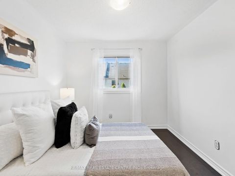 Photo 31 at 27 Martell Gate, Bayview Northeast, Aurora