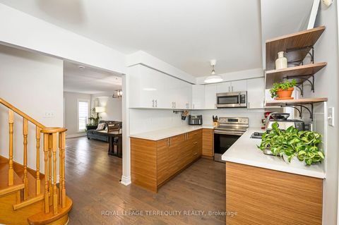 Photo 3 at 82 Timberwolf Crescent, Vellore Village, Vaughan