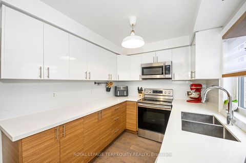 Photo 5 at 82 Timberwolf Crescent, Vellore Village, Vaughan