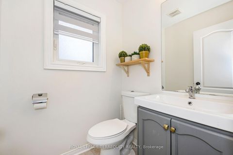 Photo 6 at 82 Timberwolf Crescent, Vellore Village, Vaughan