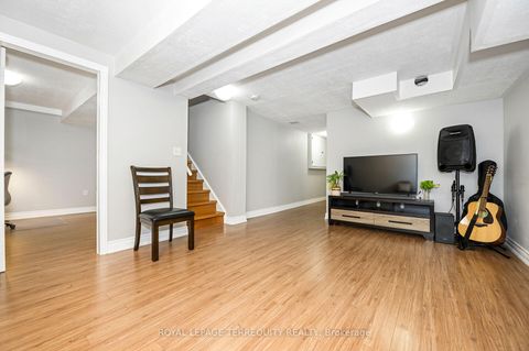 Photo 17 at 82 Timberwolf Crescent, Vellore Village, Vaughan