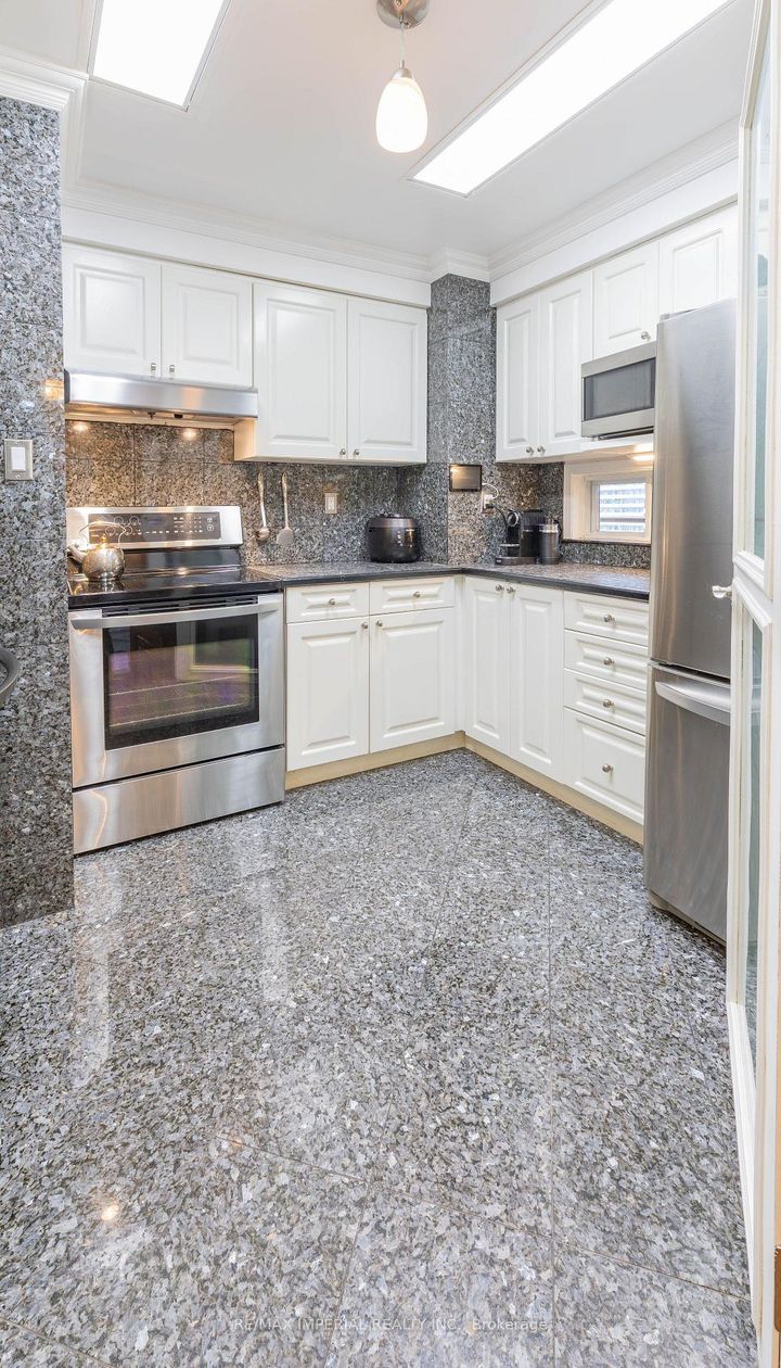 Photo 10 at 913 - 555 Yonge Street, Yonge Corridor, Toronto