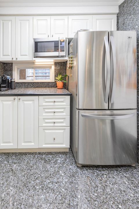 Photo 11 at 913 - 555 Yonge Street, Yonge Corridor, Toronto