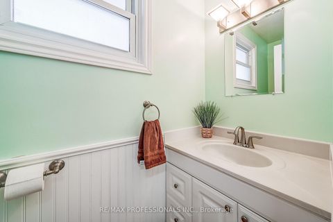 Photo 17 at 2 Agnes Street, Wellington, Barrie