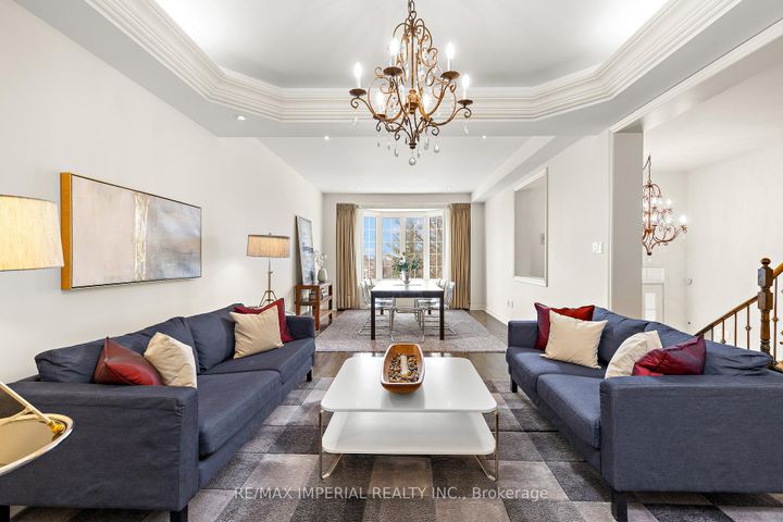 Photo 4 at 16 Carriage House Court, Jefferson, Richmond Hill