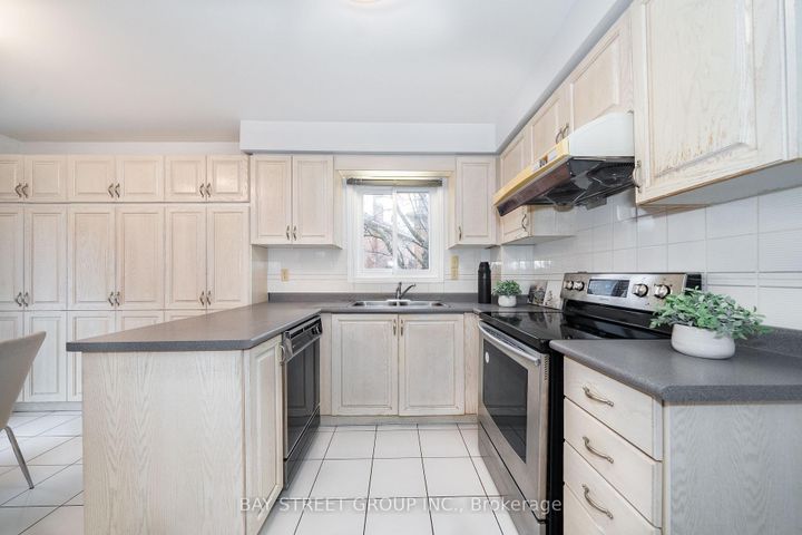 Photo 18 at 80 Summitcrest Drive, Devonsleigh, Richmond Hill