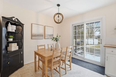 Photo 6 at 812 Greenfield Crescent, Leslie Valley, Newmarket