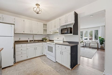 Photo 7 at 812 Greenfield Crescent, Leslie Valley, Newmarket