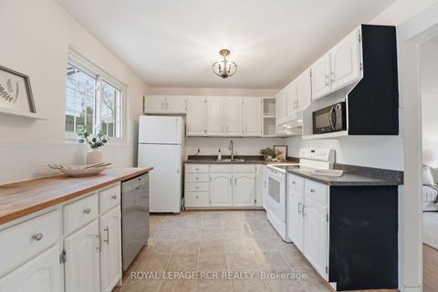 Photo 8 at 812 Greenfield Crescent, Leslie Valley, Newmarket