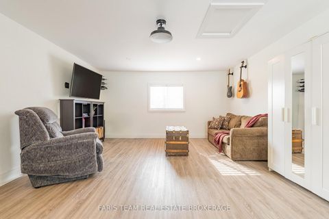 Photo 13 at 20 Indian Arrow Road, North Shore, Barrie