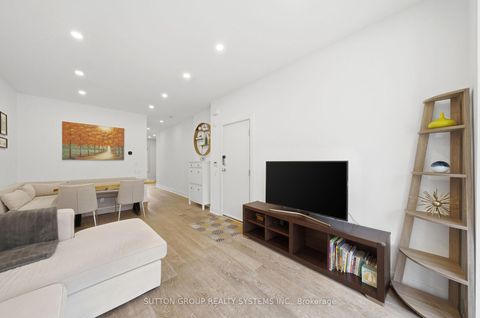 Photo 2 at 99A Walmer Road, Annex, Toronto