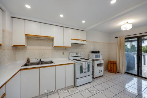 Photo 5 at 820 Bennett Crescent, Pinecrest, Oshawa