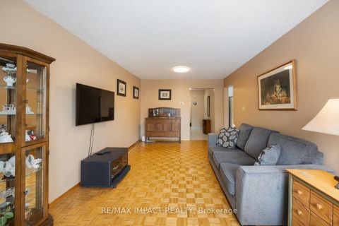 Photo 10 at 820 Bennett Crescent, Pinecrest, Oshawa