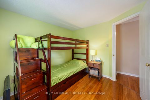 Photo 18 at 820 Bennett Crescent, Pinecrest, Oshawa