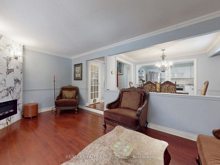 Photo 4 at 9 Malabar Crescent, Central Park, Brampton