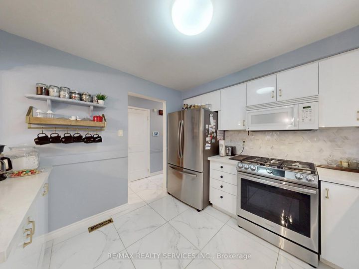 Photo 10 at 9 Malabar Crescent, Central Park, Brampton