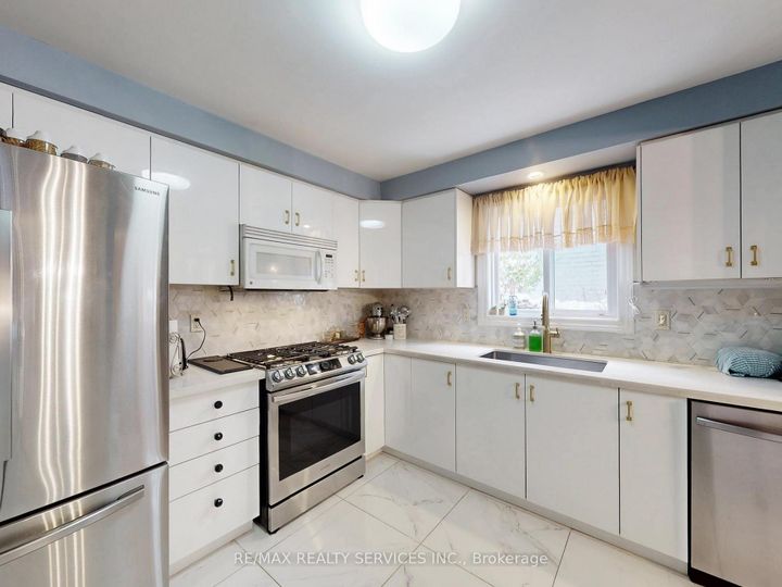 Photo 11 at 9 Malabar Crescent, Central Park, Brampton