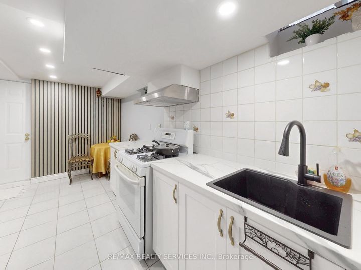 Photo 33 at 9 Malabar Crescent, Central Park, Brampton