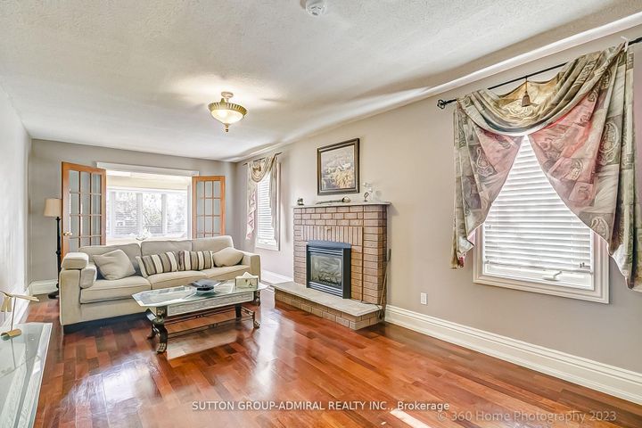 Photo 6 at 193 Wigwoss Drive, East Woodbridge, Vaughan
