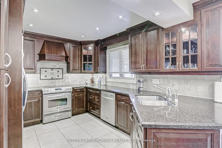 Photo 7 at 193 Wigwoss Drive, East Woodbridge, Vaughan