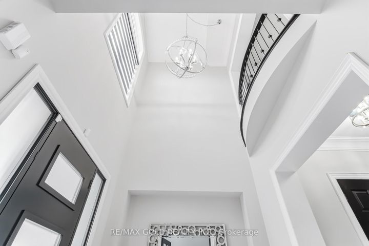 Photo 2 at 4 Spain Crescent, Toronto Gore Rural Estate, Brampton